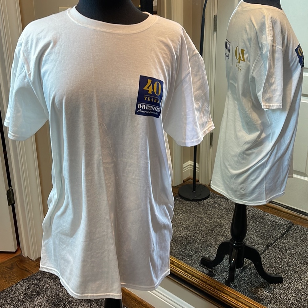 White GILDAN SOFT STYLE TEE SHIRT.  LARGE OR X LARGE - Picture 2 of 5